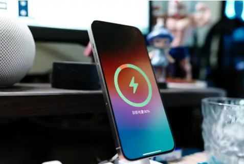 岭口镇苹果15换屏服务分享用什么充电器给iPhone15充电更好 